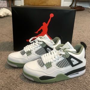 Women’s Air Jordan 4 Retro